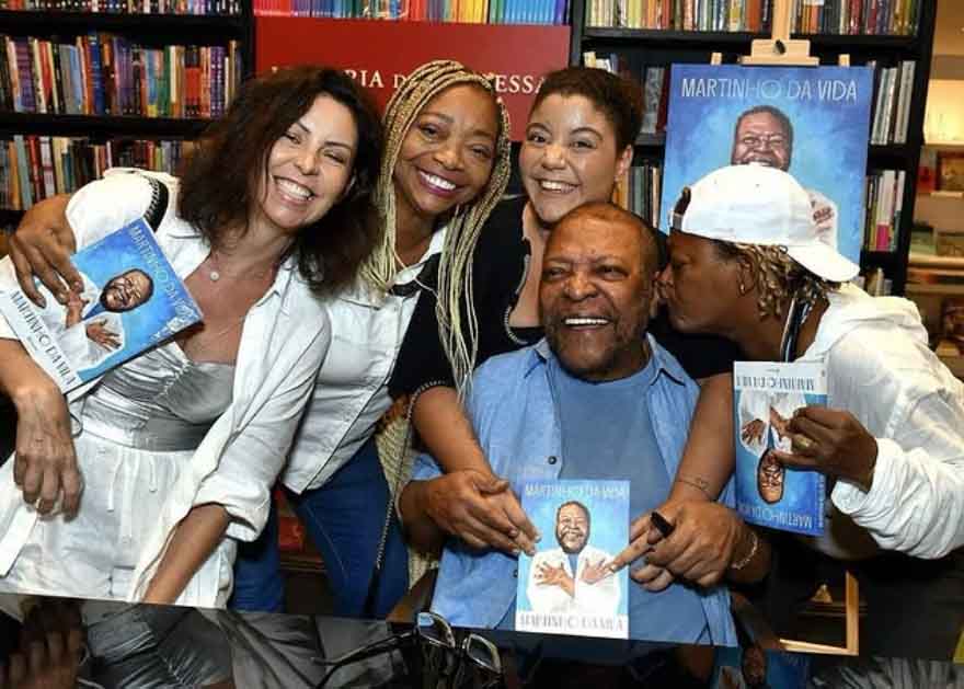 Martinho da Vila tem oito filhos, incluindo a cantora Mart’nália. Ele é casado desde 1993 com Cléo Ferreira, mãe de seus dois filhos mais novos. 

