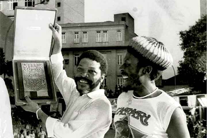 Em 1984, Martinho da Vila recebeu o estandarte de ouro, organizado pelo jornal “O Globo”, de melhor samba-enredo por “Pra Tudo Se Acabar na Quarta-Feira”. Quem entregou a placa ao compositor foi Jimmy Cliff, jamaicano que é um ícones do reggae. Ele estava no Brasil para shows. 
