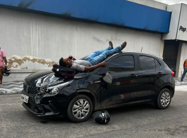Homem ficou em cima de carro após acidente envolvendo motocicleta e carro em Pacajus 