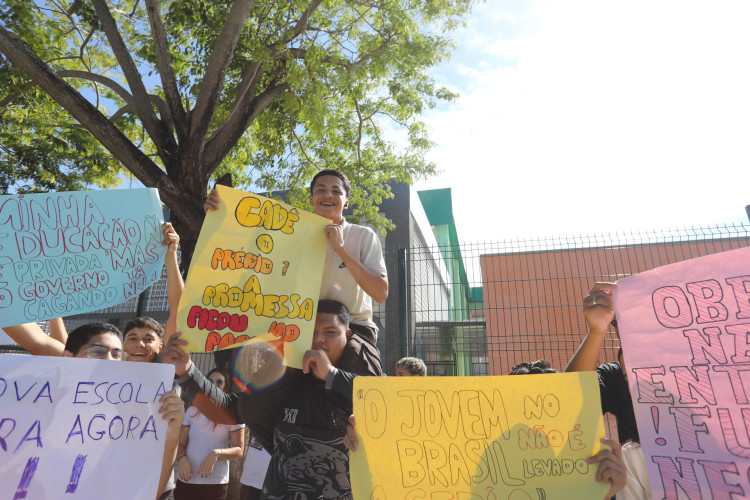 Alunos cobram entrega de escola no Jangurussu. Escola Estadual Almirante Tamandar&eacute;