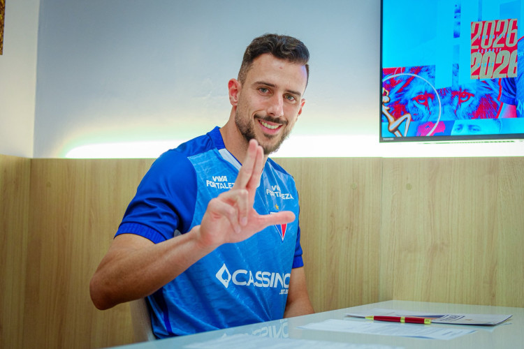 Goleiro Helton Leite acertou contrato até o fim de 2026 com o Fortaleza