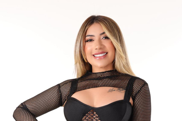 Paulinha Ravett é cantora de forró