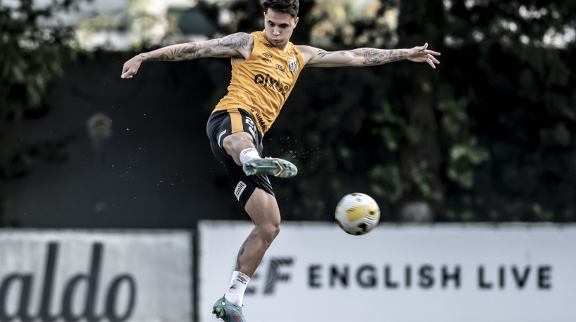 Vinicius Zanocelo em treinamento no Santos