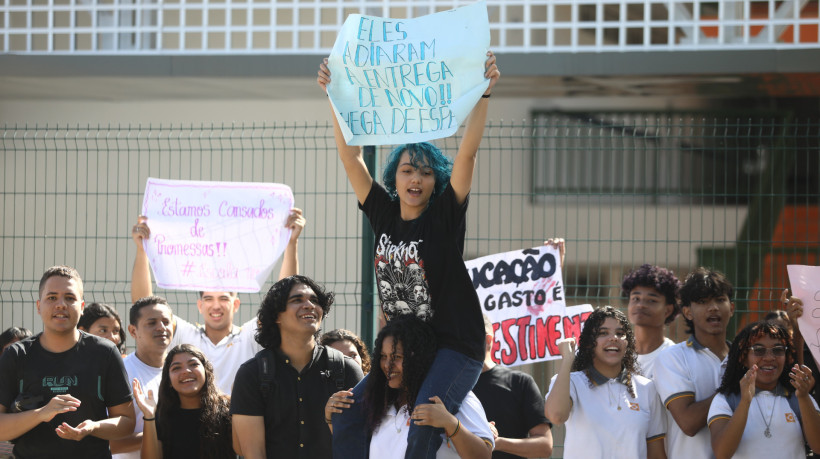 Alunos cobram entrega de escola no Jangurussu. Escola Estadual Almirante Tamandar&eacute;