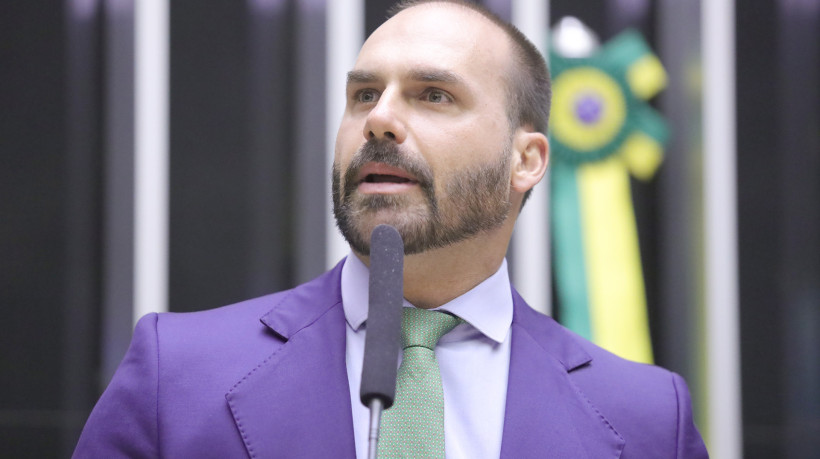 Eduardo Bolsonaro foi cassado pela C&acirc;mara e intimado a retornar ao cargo de escriv&atilde;o na PF, mas est&aacute; fora do pa&iacute;s e n&atilde;o tem previs&atilde;o de retornar