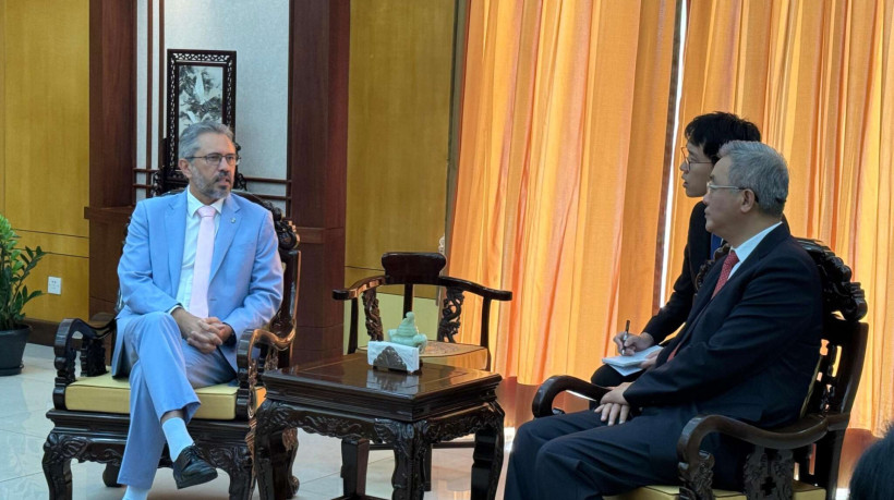 O governador Elmano de Freitas se reuniu com o embaixador da China no Brasil, Zhu Qingqiao
