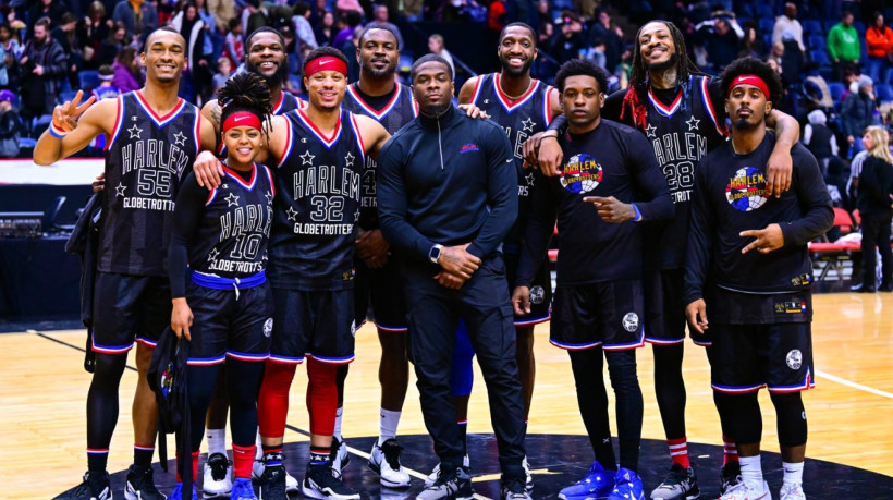 Harlem Globetrotters durante apresentação performática