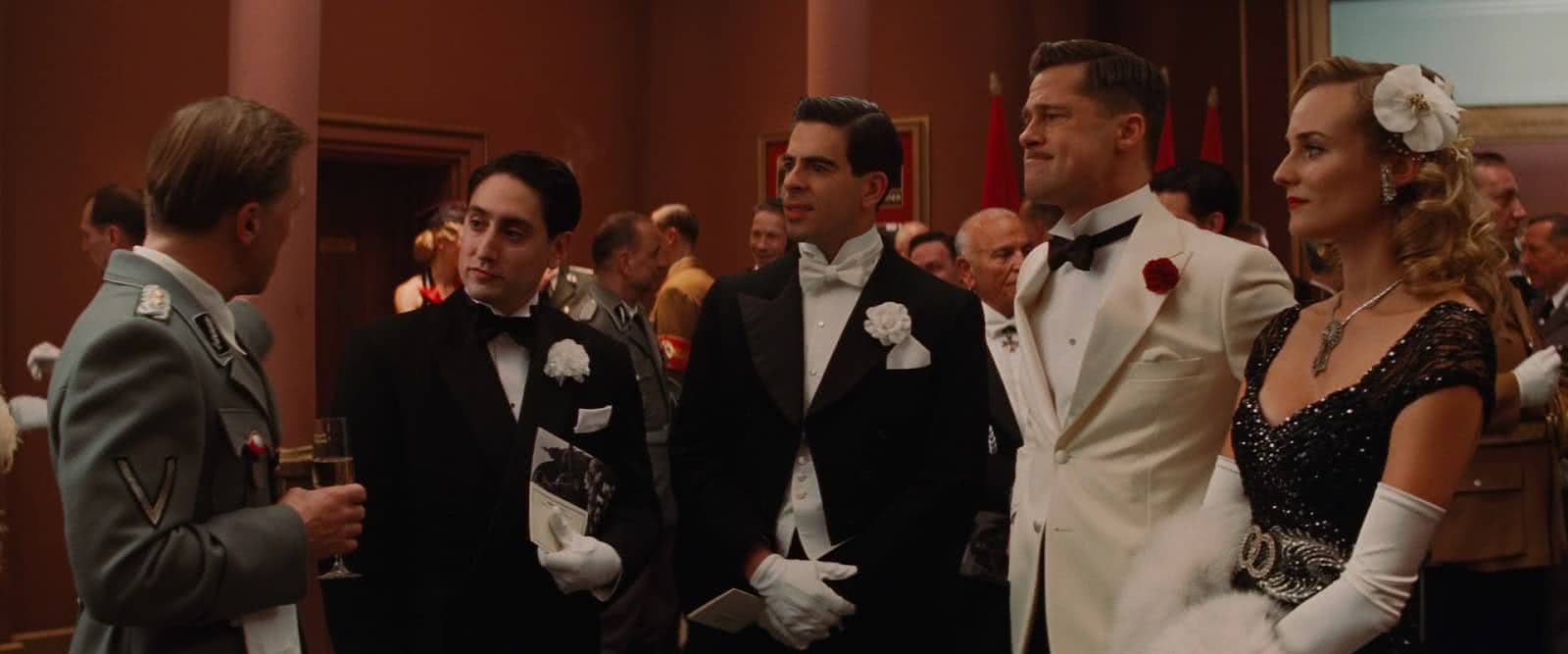 Tragicômico do começo ao fim, Bastardos Inglórios se ambienta na França ocupada pelos nazistas alemães e explora núcleos  de personagens, como a judia sobrevivente Shosanna Dreyfuss e o perspicaz coronel Hans Landa. Um pelotão de soldados de origem judaica tenta matar o maior número possível de nazistas. Ficção à parte, tem elementos sobre o período da guerra. 