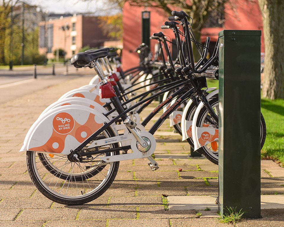 Ela está entre as dez cidades do mundo em mobilidade por bicicleta, um dado que contribui para colocá-la entre as mais sustentáveis. Malmö conta com infraestrutura dedicada e fácil mobilidade urbana para essa modalidade de transporte. O turista pode alugar bicicleta para explorar a cidade e seus parques pelo extenso sistema de ciclovias
