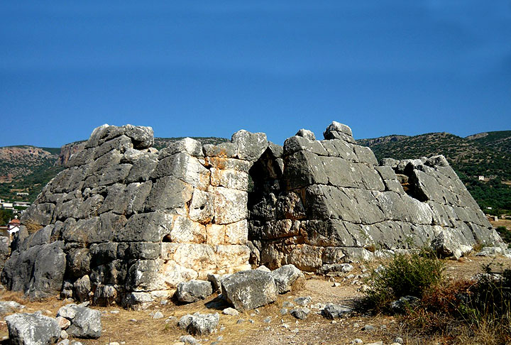 Pirâmide de Hellinikon, Grécia: Localizada na cidade de Argos, essa pirâmide tem cerca de 15 metros de comprimento e 4 metros de altura. Construída no século 30 a.C., acredita-se que ela pode ter sido um túmulo ou um templo. 