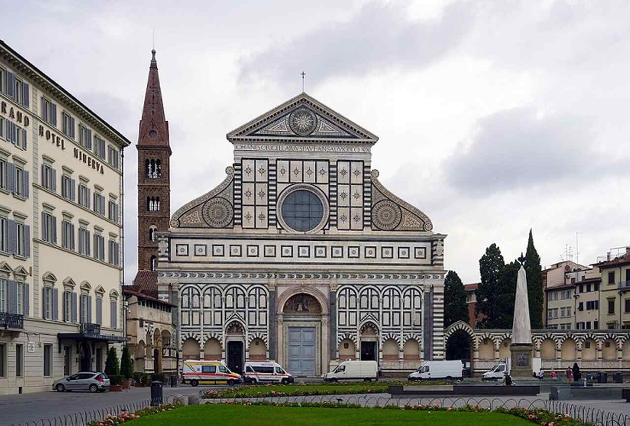 Santa Maria Novella (1279-1357): Igreja dominicana famosa por sua fachada gótica, projetada por Alberti, e afrescos de artistas como Masaccio e Ghirlandaio