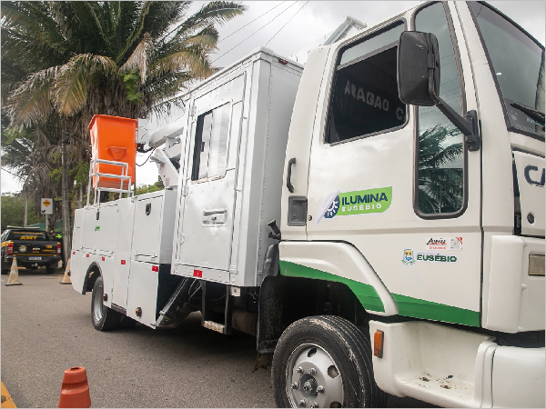 Programa Ilumina Eusébio realiza substituição de pontos de luz por lâmpadas de LED em diversas regiões do município.

 