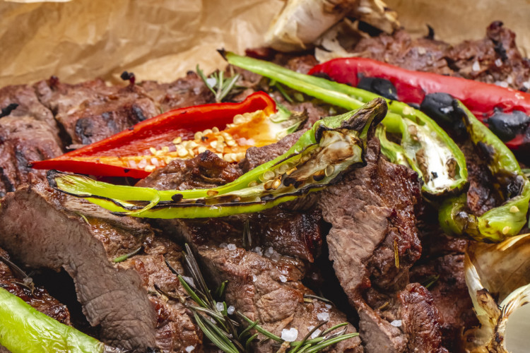 Uma boa dica &eacute; preparar um molho de chimichurri caseiro para servir com essa fraldinha.