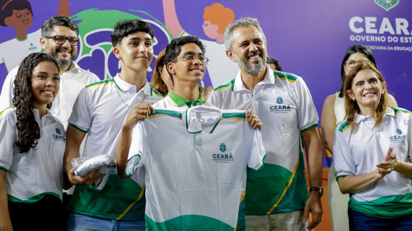 Blusa do fardamento da rede estadual foi desenhado e escolhido por estudantes 