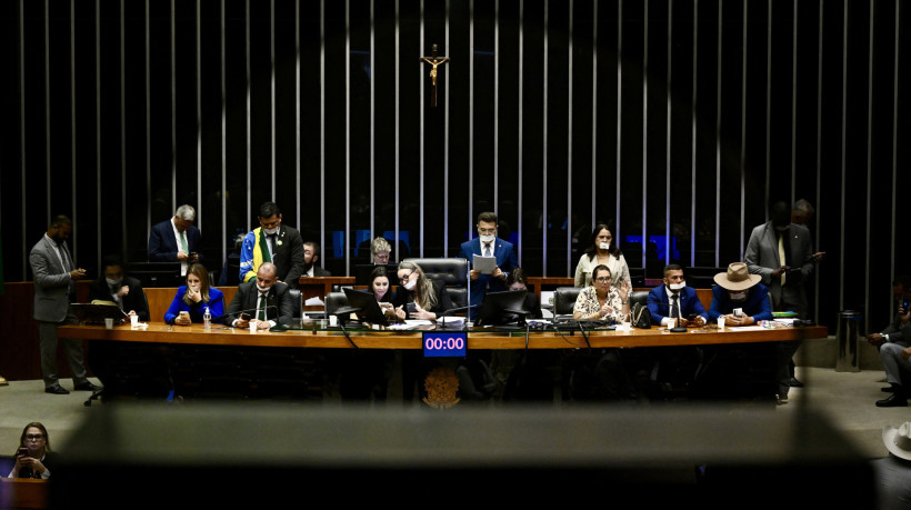 Parlamentares da oposição, com a boca coberta com fita adesiva, ocuparam a mesa do presidente durante uma sessão plenária da Câmara em protesto contra a ordem de prisão domiciliar emitida contra o ex-presidente brasileiro Jair Bolsonaro no Congresso Nacional, em Brasília, em 5 de agosto de 2025. Em 4 de agosto, um juiz brasileiro colocou o ex-presidente Jair Bolsonaro na prisão domiciliar por violar uma exclusão de mídia social, intensificando um impasse entre o tribunal e o político, que é acusado de planejado um golpe. (Foto de EVARISTO SA/AFP)