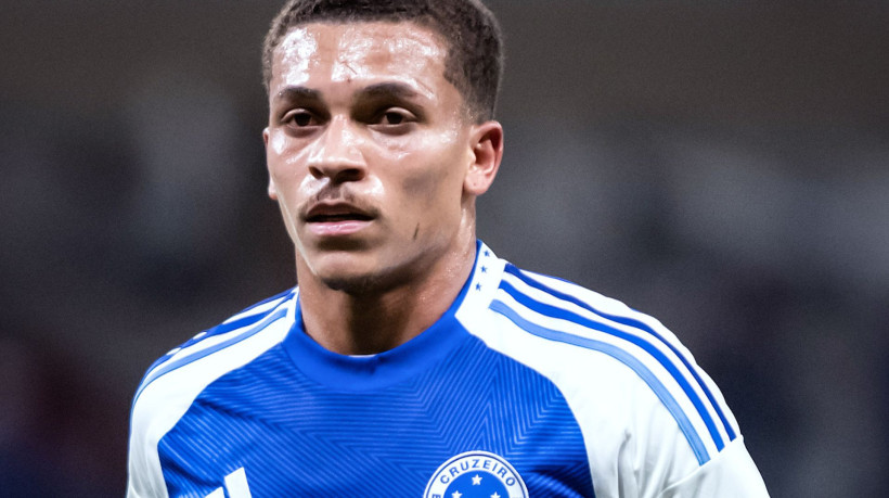 Meia Rodriguinho no jogo Cruzeiro x Palestino, no Mineirão, pela Copa Sul-Americana 2025