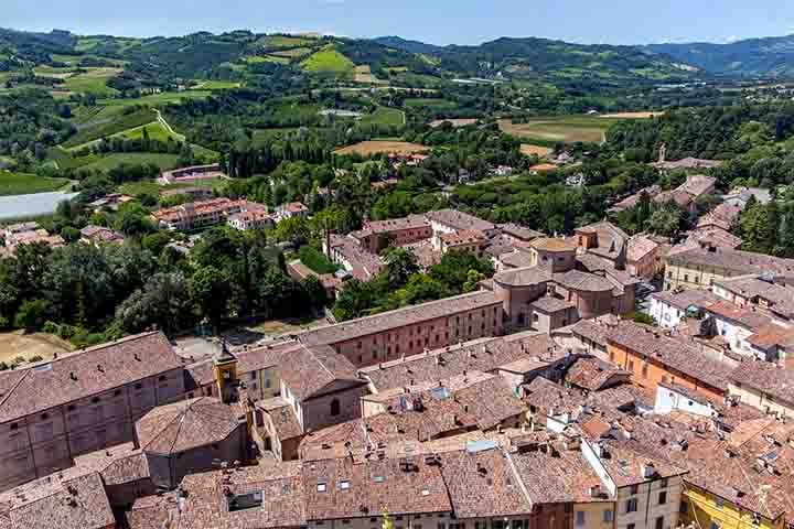2º) Brisighella, Itália: Essa é uma encantadora vila medieval na região da Emilia-Romagna. A cidade é dominada por três colinas que abrigam a Rocca Manfrediana, o Santuário de Monticino e a Torre do Relógio.
