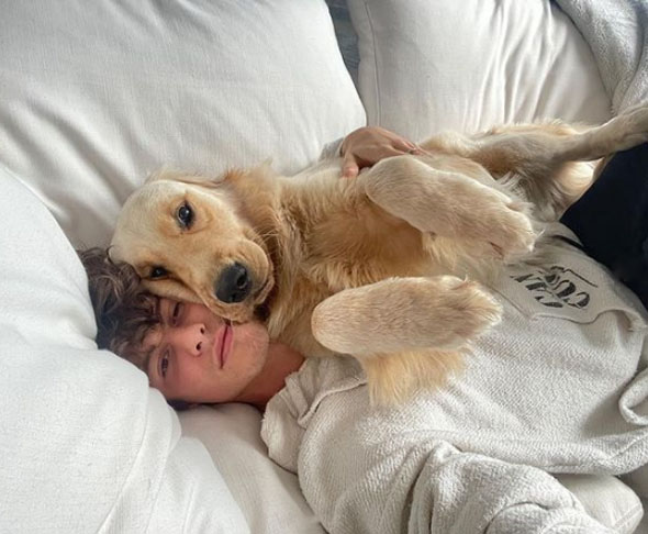 Parte meu coração ter que dizer isso, mas, infelizmente, terei que adiar as próximas três semanas de shows, até uma segunda ordem. Estou em turnê desde os 15 anos e, para ser honesto, sempre foi difícil estar na estrada longe de amigos e familiares, disse ele na ocasião em uma rede social. 
