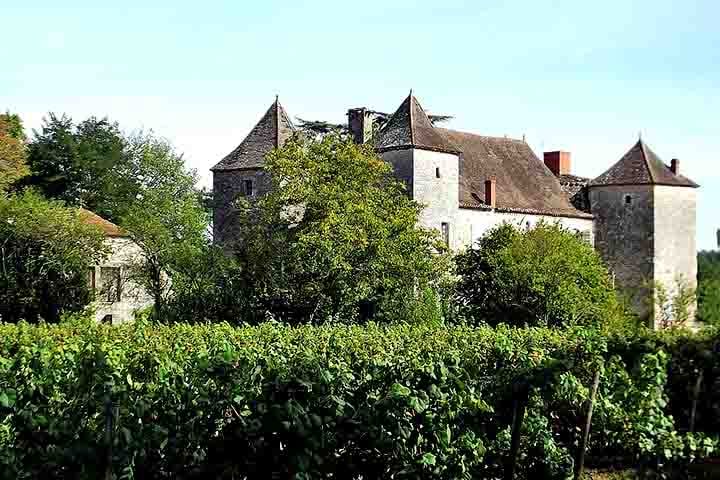 A cidade é cercada por vinhedos da região de Cahors, famosa por seus vinhos tintos. O cenário é complementado por belas paisagens, mercados locais e um típico ambiente rural francês.