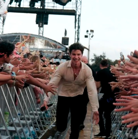 Depois de falar com minha equipe e profissionais de saúde, preciso tirar um tempo para me curar e cuidar de mim e da minha saúde mental, antes de tudo, desabafou. 