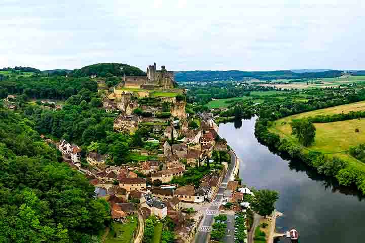 6º) Beynac-et-Cazenac, França: Esta é uma pitoresca vila medieval na região da Dordonha, que mais parece saída de um conto de fadas. Já foi classificada como um dos Mais Belos Vilarejos da França.