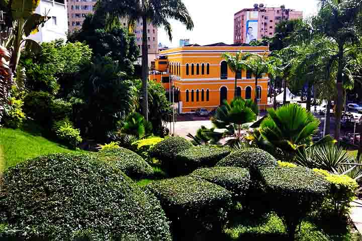 Seu coreto, bancos sombreados e fonte luminosa tornam o local agradável a qualquer hora do dia, além de sediar eventos e manifestações culturais.