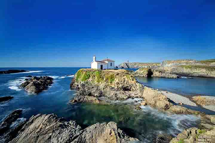 Além das praias, o vilarejo mantém o autêntico espírito galego, com celeiros tradicionais espalhados entre casas de granito e tabernas que servem polvo à feira.