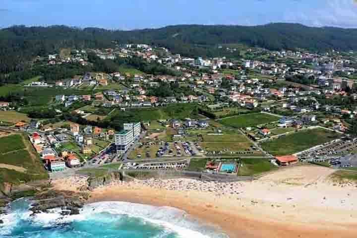 7º) Valdoviño, Espanha: Localizado na costa norte da Galiza, Valdoviño é conhecido por suas deslumbrantes paisagens naturais e praias ideais para o surfe.