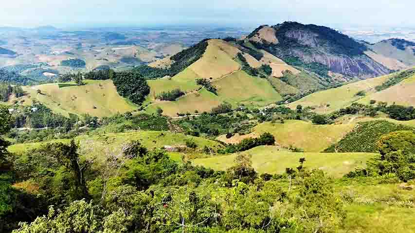 Mas a cidade vai além de sua herança ilustre: suas praças, museus, igrejas, pontes e mirantes revelam um patrimônio rico e diversificado, cercado por belezas naturais e marcos históricos. Vamos conhecer alguns de seus principais pontos?