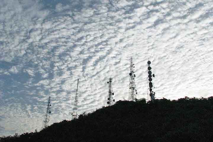 Altostratos - Situam-se entre 2.000 e 6.000 metros, cobrindo o céu em tons de cinza claro ou azul-acinzentado. São mais densos que cirrostratos, podendo esconder parcialmente o Sol. Indicam chuva moderada ou neve se evoluírem.
