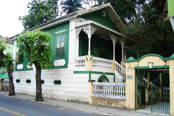 Por fim, a charmosa Casa dos Braga, onde nasceu Rubem Braga, conserva o espírito do cronista. Transformada em espaço cultural, abriga exposições, saraus e debates.