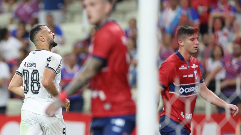 Arthur Cabral, ex-Ceará, comemora gol marcado diante do Fortaleza