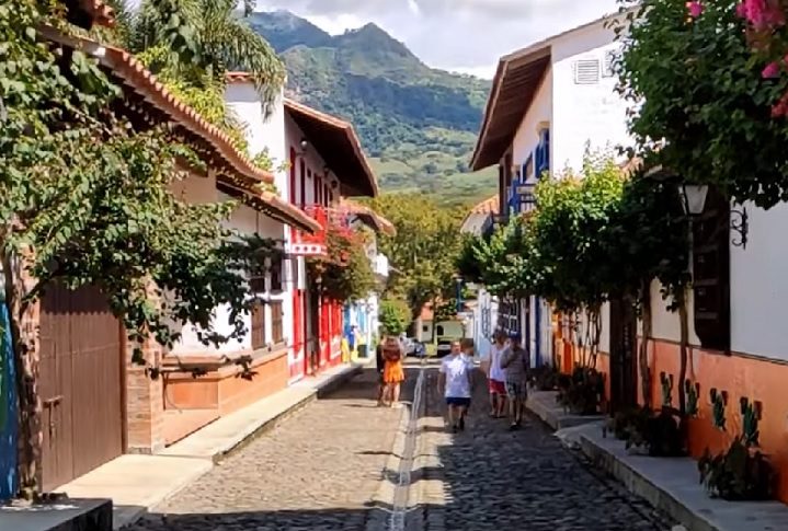 Para entrar em Cauca Viejo, não é tão fácil assim: a pessoa precisa ter um imóvel no local, seja alugado ou próprio, ter uma reserva em um dos hotéis ou casas, ou ser convidado por um dos donos. Isso porque o lugar não é um município, mas sim um complexo residencial privado em Jericó.