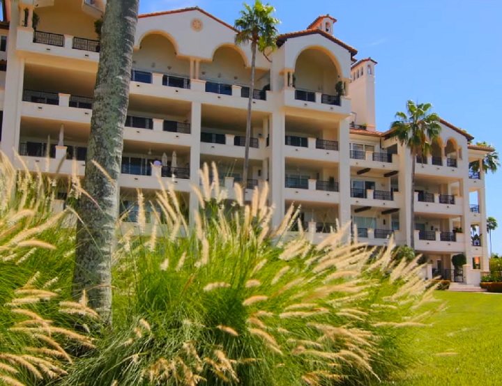 E tem um detalhe: para viver na ilha, não basta ser milionário, os moradores precisam ser membros da comunidade ou serem convidados por eles. 