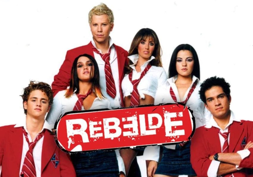 O grupo RBD (sigla para Rebelde) surgiu em 2004. No Brasil, eles começaram ganhar popularidade a partir da novela “Rebelde”, exibida no Brasil pelo SBT, de agosto de 2005 a dezembro de 2006.