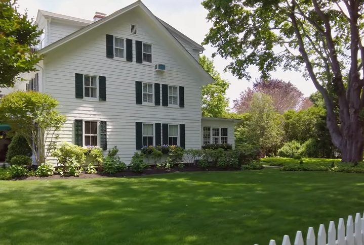 Lá, moradores milionários dividem espaço com artistas, apresentadores de TV e empresários bilionários que aproveitam as praias, campos de golfe e o anonimato durante a alta temporada.