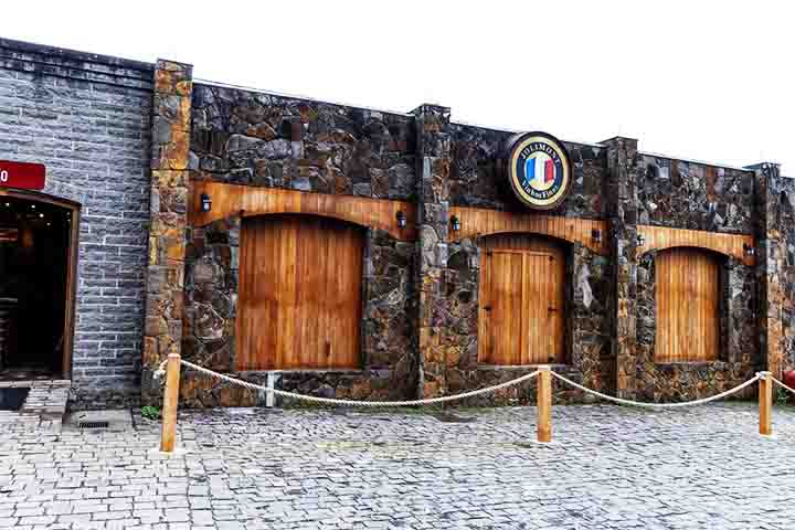 Entre Gramado e Canela, a Jolimont, por exemplo, impressiona com seus vinhedos emoldurados por montanhas. A experiência mais popular é o tour com visitação e degustação de sete rótulos, acompanhados de queijos, salames e outros frios.