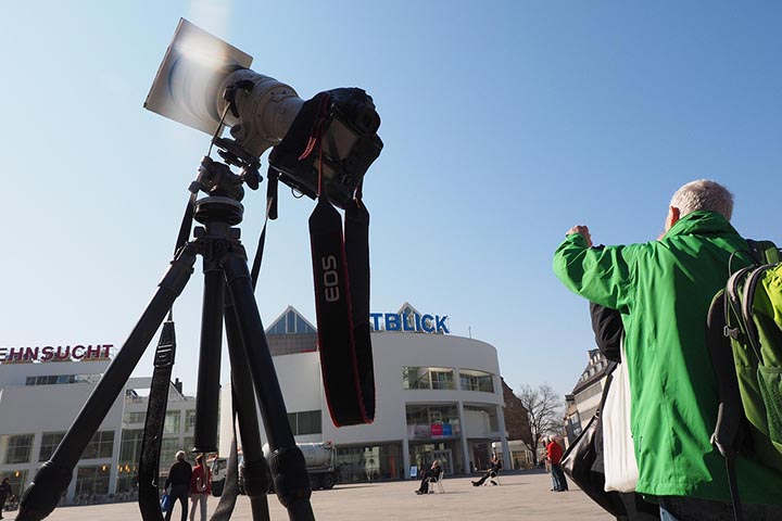 Hoje, graças aos avanços da astronomia e da tecnologia, sabemos exatamente como e por que esses fenômenos ocorrem - e podemos prevê-los com séculos de antecedência.
