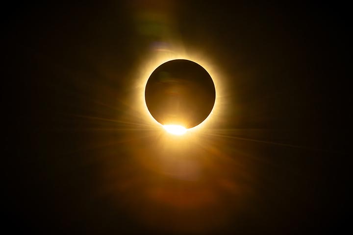 Em média, os eclipses solares totais duram entre dois e cinco minutos. A maioria deles não chega a três minutos de duração.
