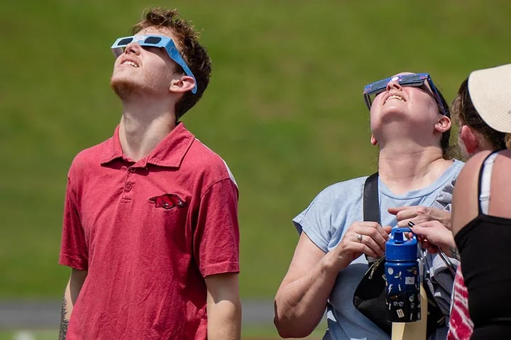 Os eclipses solares sempre provocaram encanto, medo e curiosidade. Ao longo da história, civilizações antigas viam neles sinais divinos, presságios ou manifestações de forças sobrenaturais. 
