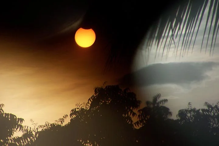 Embora o eclipse mais longo da história esteja muito distante no tempo, os moradores do Brasil e de outros países das Américas terão a chance de observar eclipses totais antes disso. 
