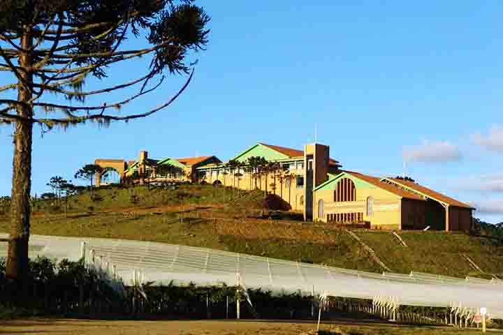 Localizada nas montanhas da Serra Catarinense, em São Joaquim (SC), a Villa Francioni mistura tradição, inovação e belas paisagens. O passeio inclui visita à cave, à área de produção e a uma galeria de arte com exposições itinerantes. O edifício principal impressiona pela arquitetura e vistas. 