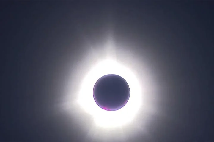 A raridade de um eclipse total em um mesmo local é alta: pode levar décadas ou séculos para que o fenômeno se repita em uma mesma região da Terra. 
