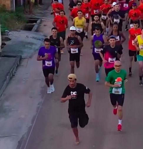 No dia seguinte, ao caminhar por uma praça, se deparou com a movimentação de atletas se aquecendo e resolveu se juntar à competição.