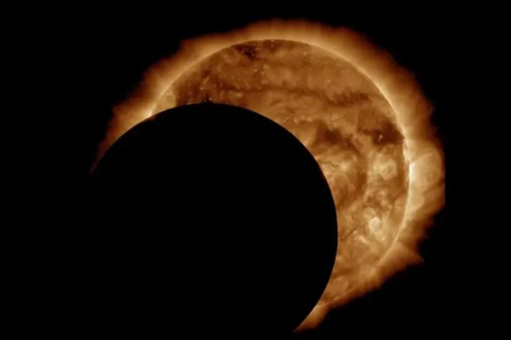 O eclipse de 16 de julho de 2188 será tão longo porque ocorrerá em um momento em que a Terra estará mais distante do Sol -  período chamado de afelio - e a Lua, mais próxima da Terra  - o perigeu. Isso fará com que a Lua aparente estar um pouco maior no céu e cubra o Sol por mais tempo.


