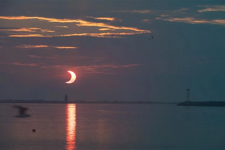 Em agosto de 2045, por exemplo, está previsto um eclipse total com mais de seis minutos de duração em partes dos Estados Unidos. Já em solo brasileiro, o próximo eclipse total visível acontecerá em 12 de agosto de 2045, mas sua faixa de totalidade será restrita a áreas da região Norte.

