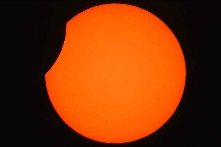 Em outros locais, o fenômeno pode ser visto apenas como parcial ou sequer ser percebido.
