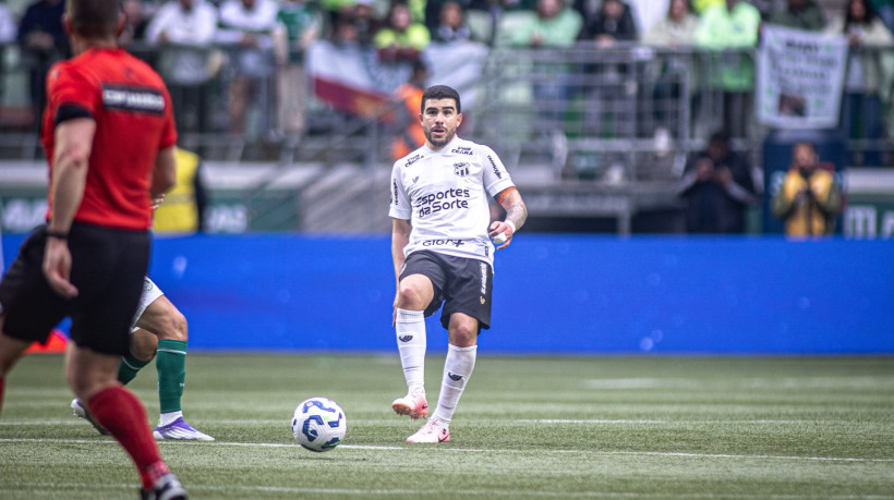 Richardson, volante do Ceará, em duelo contra o Palmeiras