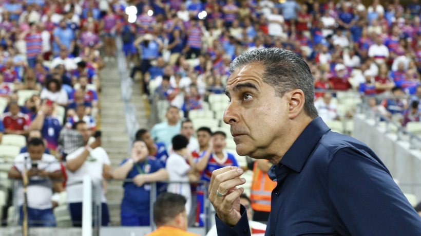 Renato Paiva, técnico do Fortaleza, durante duelo contra o Botafogo