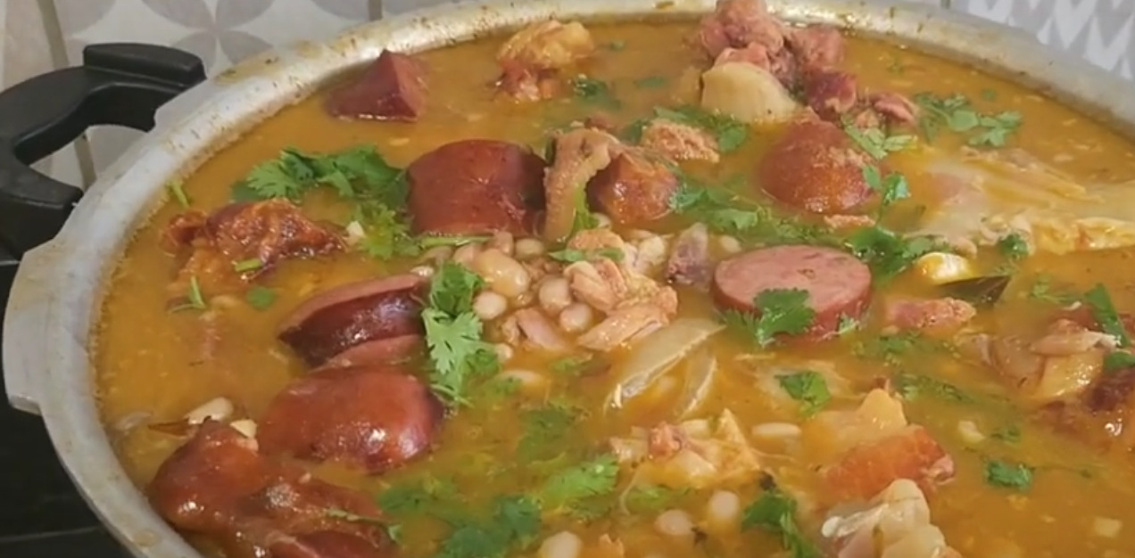 Feijoada baiana - Versão feita com feijão preto ou feijão-de-corda e uma combinação de carnes como carne seca, costela suína, linguiça e bacon. Difere pelas influências afro-brasileiras, utilizando temperos como azeite de dendê e pimenta, e, muitas vezes, é acompanhada por farofa e vatapá. Essa variante é típica da Bahia. Calorias: cerca de 290 kcal por 100 g.